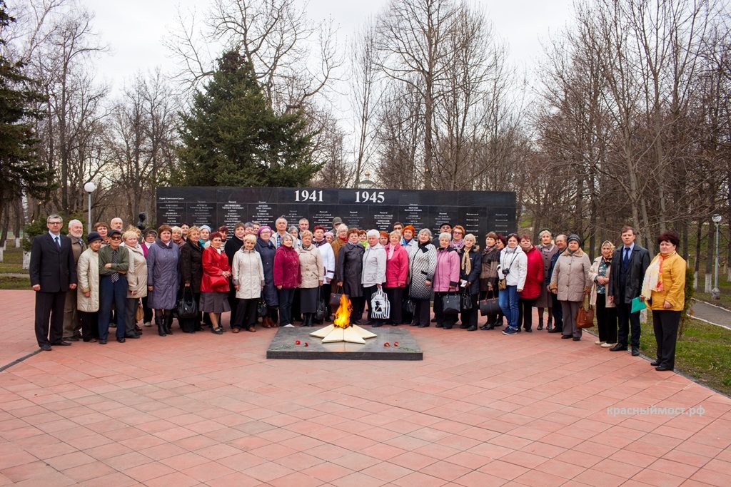 Возложение цветов у Вечного Огня мемориала Славы города Мценска